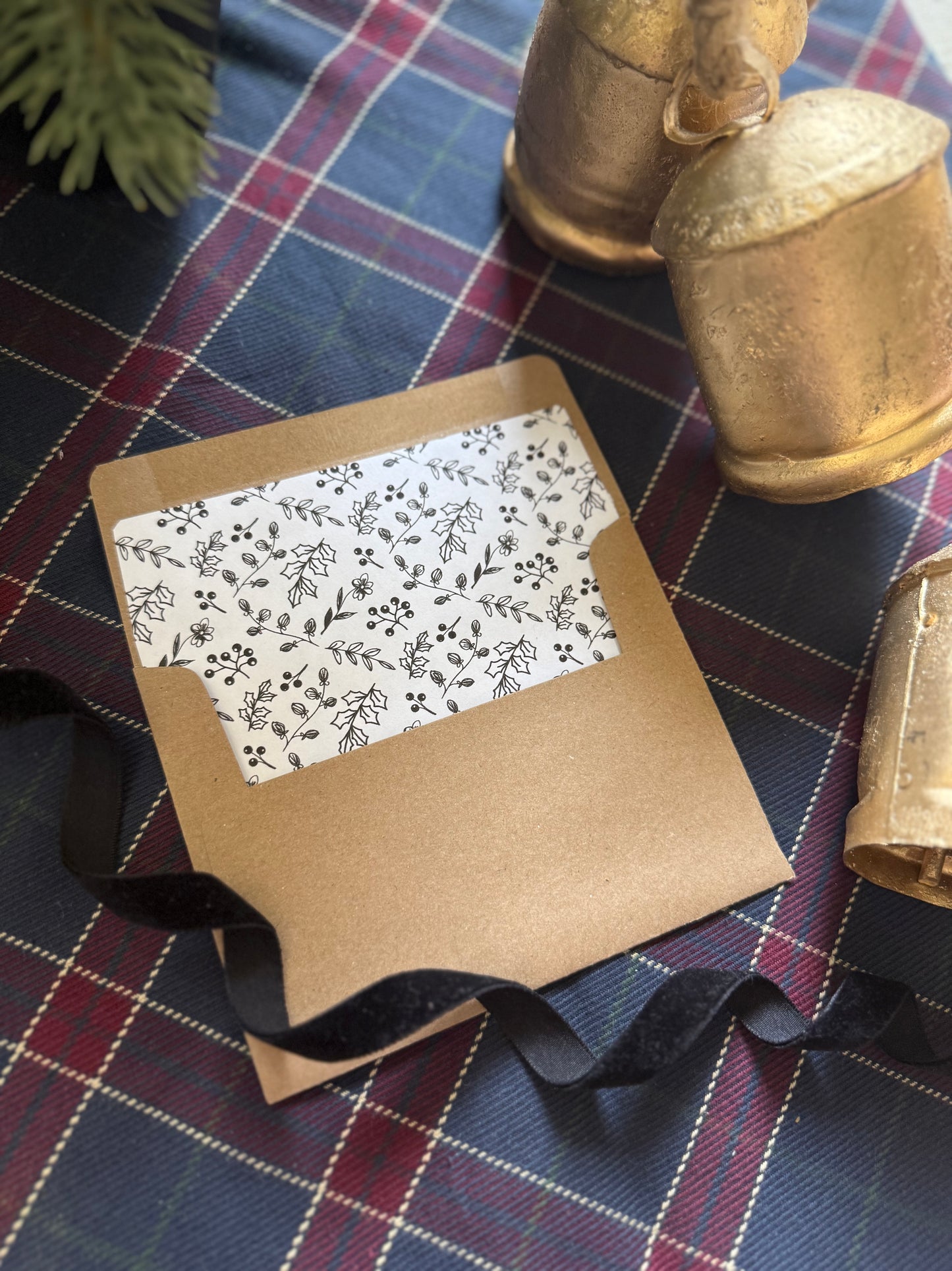 Christmas Floral Envelope Liners with A2 Kraft Envelopes – Holiday Pre-Lined Envelopes