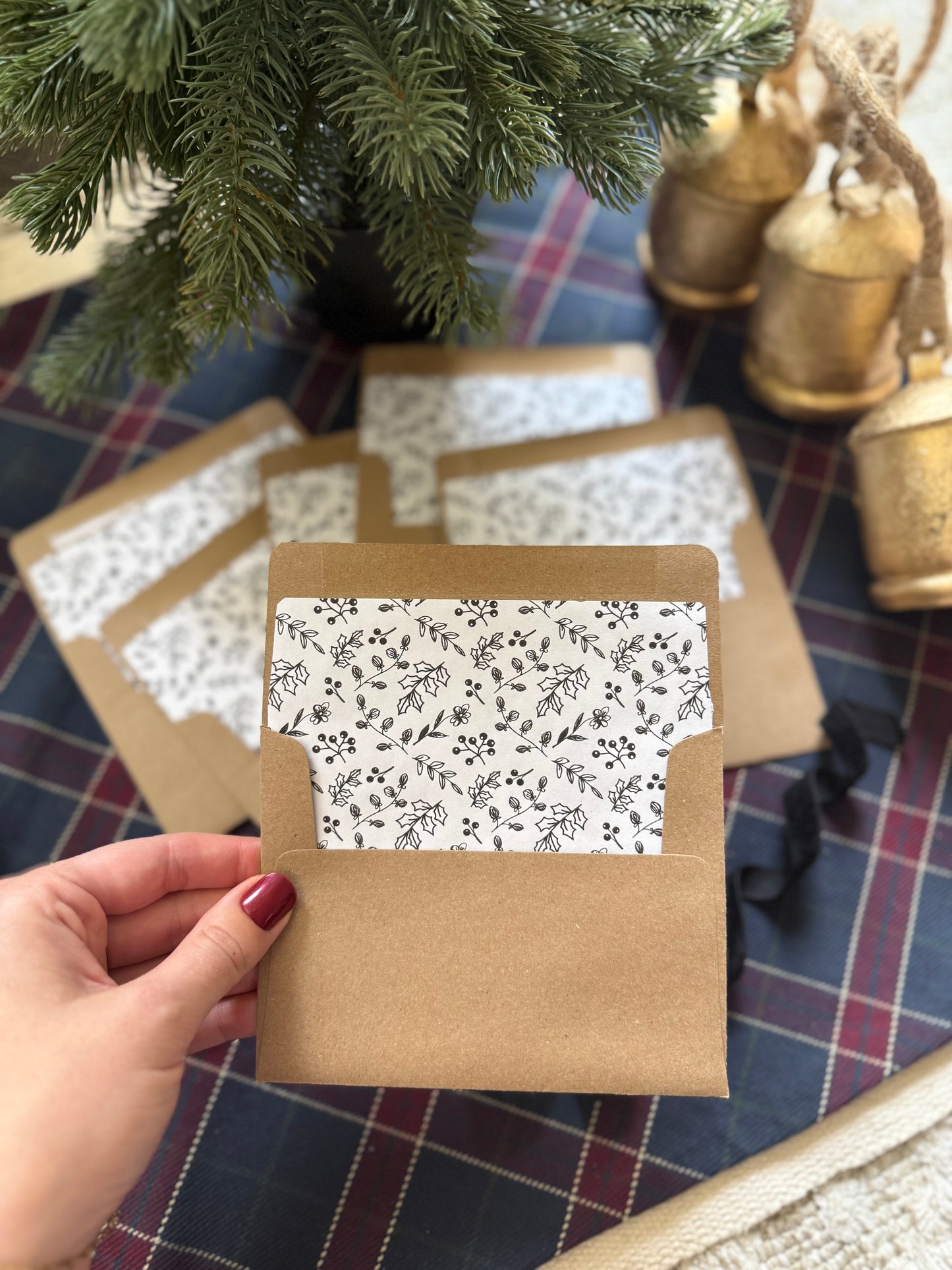 Christmas Floral Envelope Liners with A2 Kraft Envelopes – Holiday Pre-Lined Envelopes