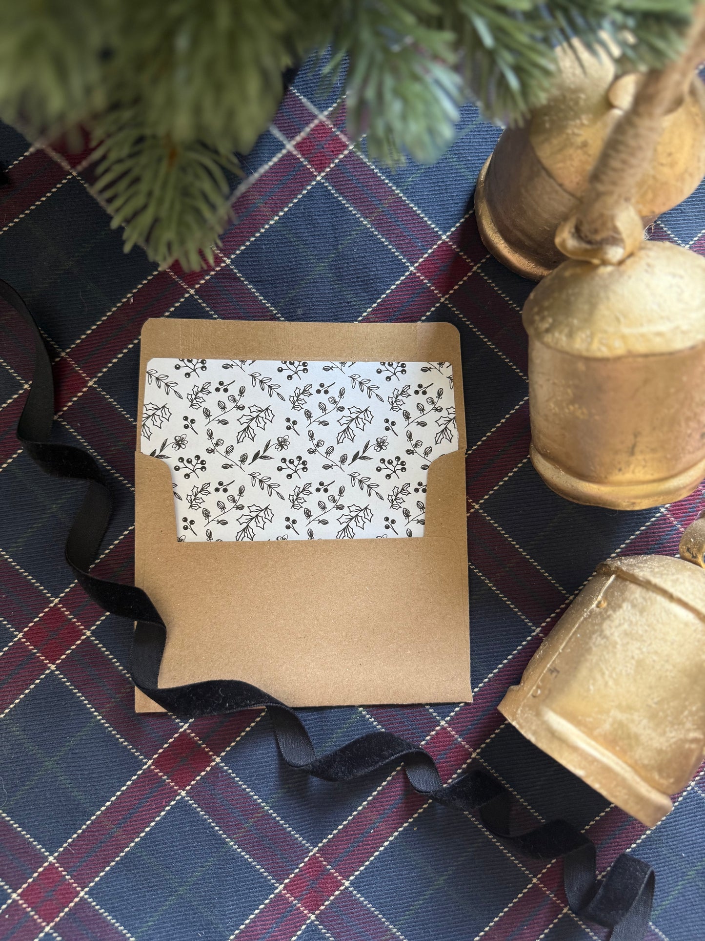 Season’s Greetings Notecard & Envelope Set – Black & White Christmas Floral Cards