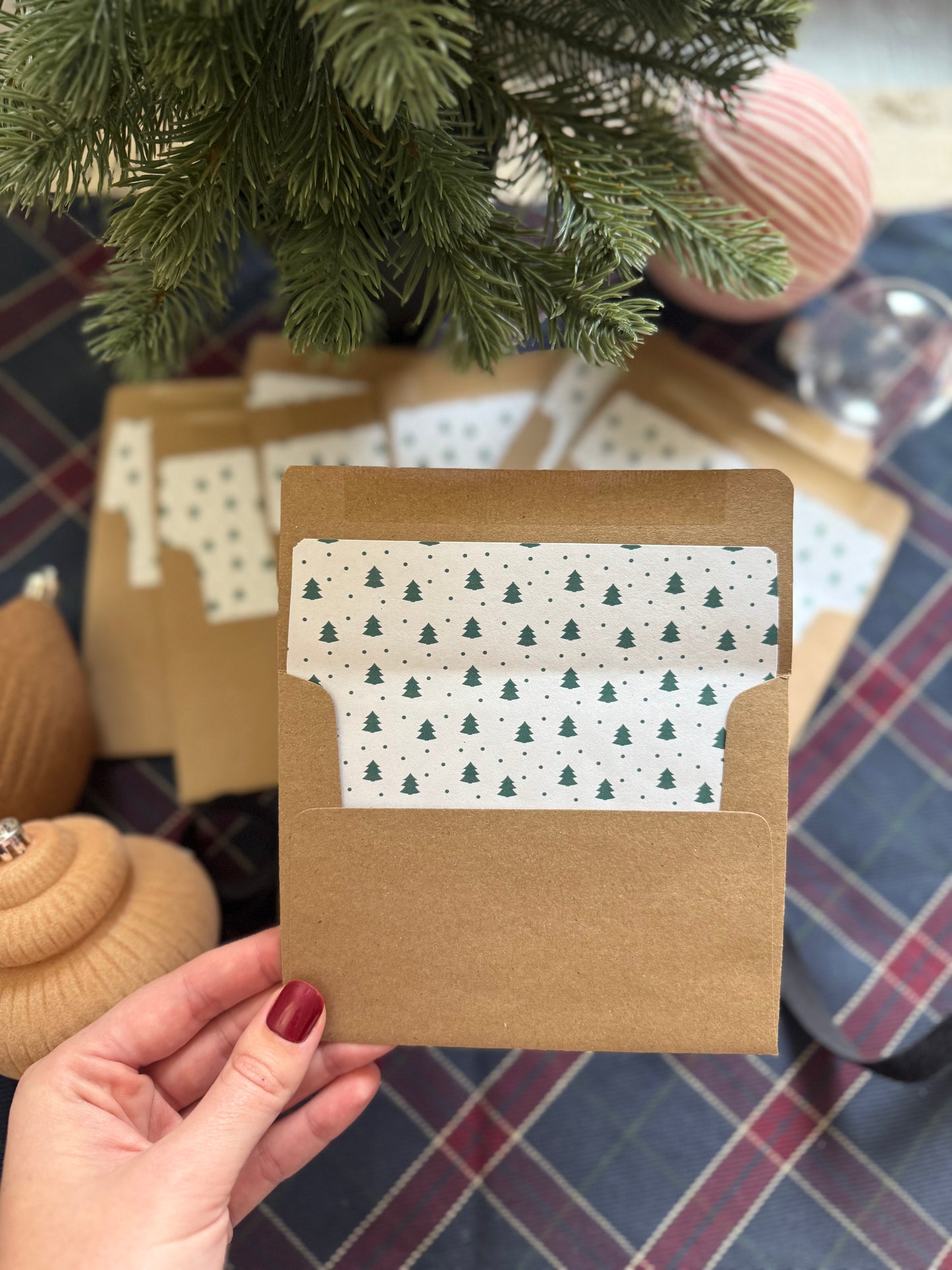 Christmas Tree Envelope Liners with A2 Kraft Envelopes – Pre-Applied Holiday Envelope Inserts
